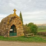 saint-pierre-le-vieux-grotte.jpg